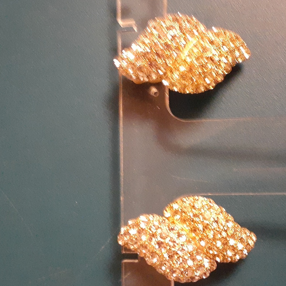 Gorgeous! gold sparkling clip earrings   high end!!